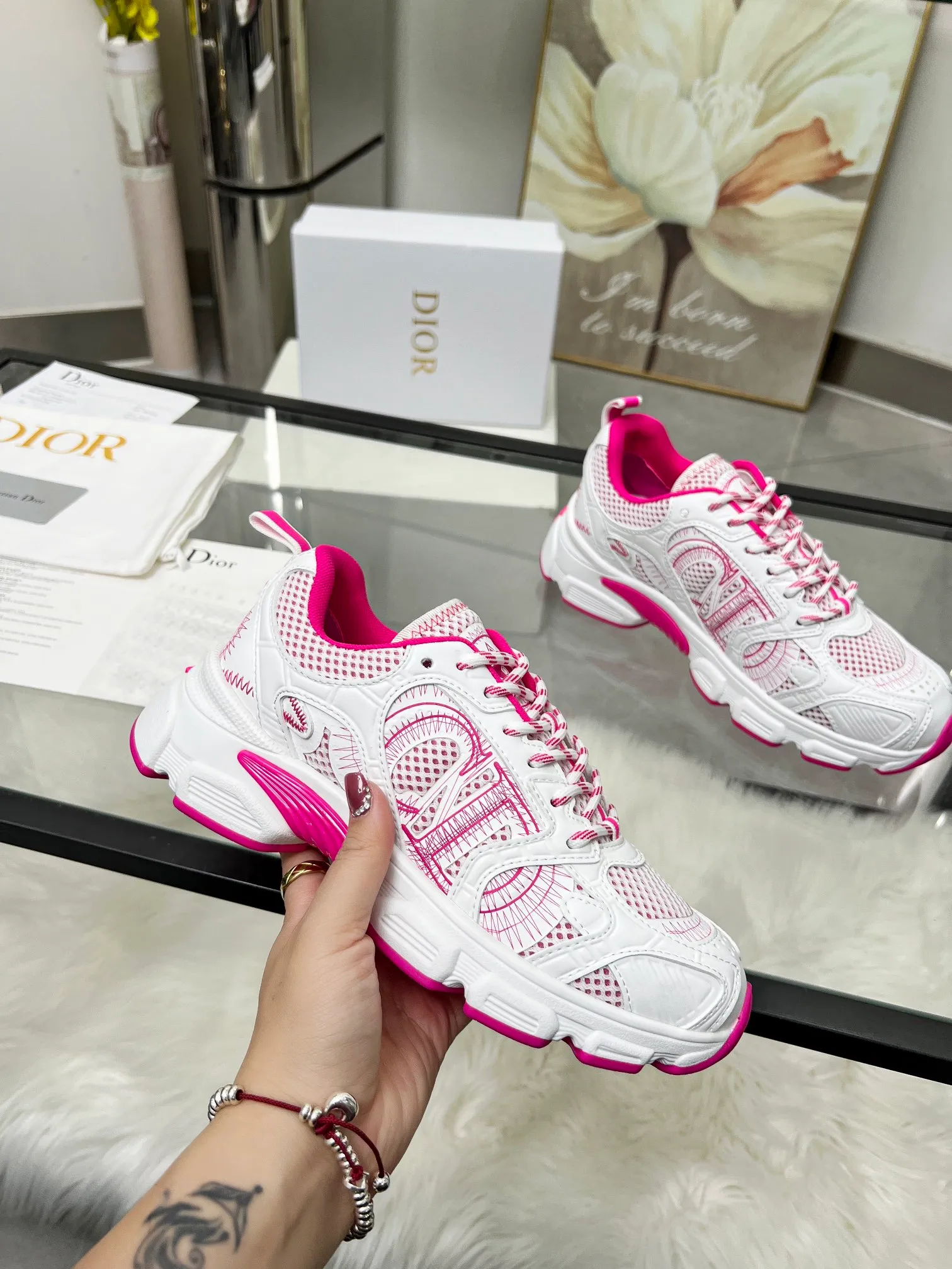P560🐮🐮The official website of Dijia's new colors has been updated simultaneously [Celebration] This Dior Vibe sneaker incorporates Dior's high-end spirit and reinterprets classic running shoes. White mesh fabric features an Oblique print and is paired with laminated leather-effect panels in gold and silver tones for a contrasting look. It is further embellished with classic details such as 3D effect details, the lucky star symbol on the rear, and the logo on the tongue and rear pull tab. The lightweight sole is embellished with gray stars, complementing a variety of casual or elegant pieces for a modern look. Size: Women’s size 35-41 (35/42 can be customized) Men’s size 40-46 (39/46 can be customized)